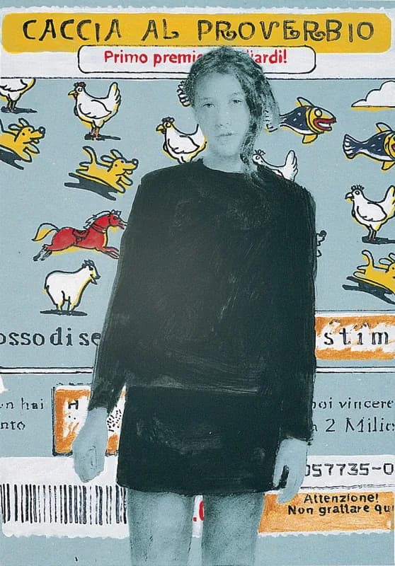 Ritratto frontale di una donna in abito nero su uno sfondo azzurro simile a un biglietto gratta e vinci, popolato da galline, conigli, pesci e scritte colorate.