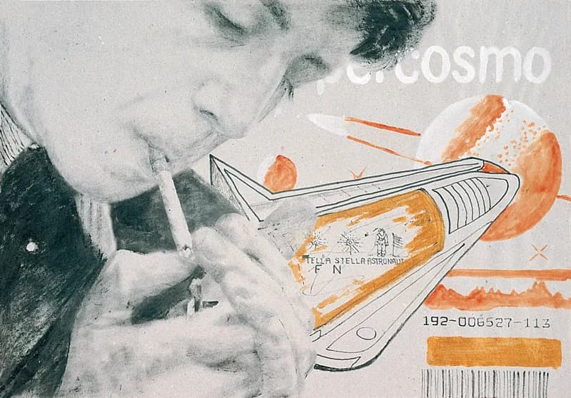 Primo piano in bianco e nero di un uomo con una sigaretta tra le labbra, affiancato da un disegno di navicella spaziale su fondo chiaro con pianeti e segni arancioni, scritte parziali e un codice a barre.