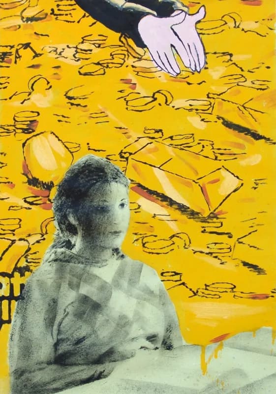 Su uno sfondo giallo acceso, segnato da contorni neri di piccoli oggetti e forme geometriche, una donna in bianco e nero siede in basso a sinistra mentre una grande mano chiara scende dall’alto.
