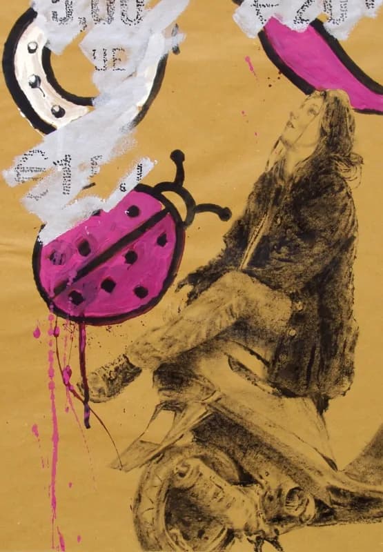 Su fondo ocra, una figura femminile seduta, resa in nero e bruno, guarda verso l'alto accanto a una grande coccinella fucsia con pois neri. Nella parte superiore compaiono un ferro di cavallo, ritagli di pizzo bianco e una forma fucsia bordata di nero, con schizzi di vernice fucsia lungo il margine sinistro.