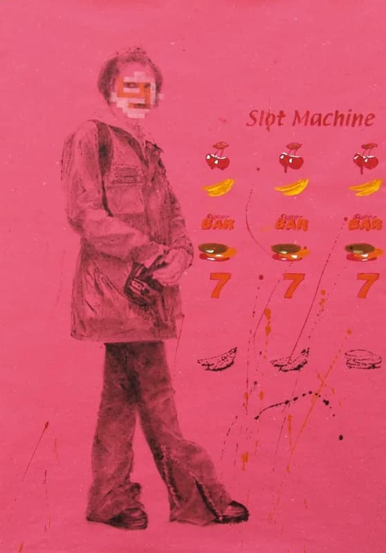 Su fondo rosa acceso, un uomo in abiti scuri cammina verso destra accanto a tre colonne di simboli da slot machine, con ciliegie, banane, scritte «Super Bar» e numeri 7 in rosso e arancione.