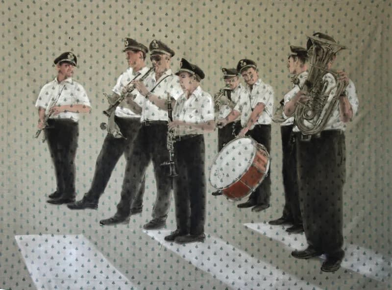 Otto musicisti in camicia bianca, pantaloni neri e berretto scuro suonano strumenti a fiato e una grancassa, disposti su un pavimento geometrico davanti a uno sfondo beige punteggiato di piccoli motivi verde acqua.