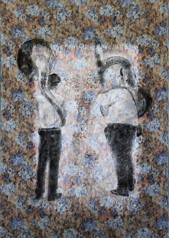 Due musicisti stilizzati, in camicia chiara e pantaloni scuri, suonano strumenti a fiato davanti a un riquadro centrale chiaro con scritte e motivi floreali, circondato da una fitta cornice marrone di fiori azzurri.