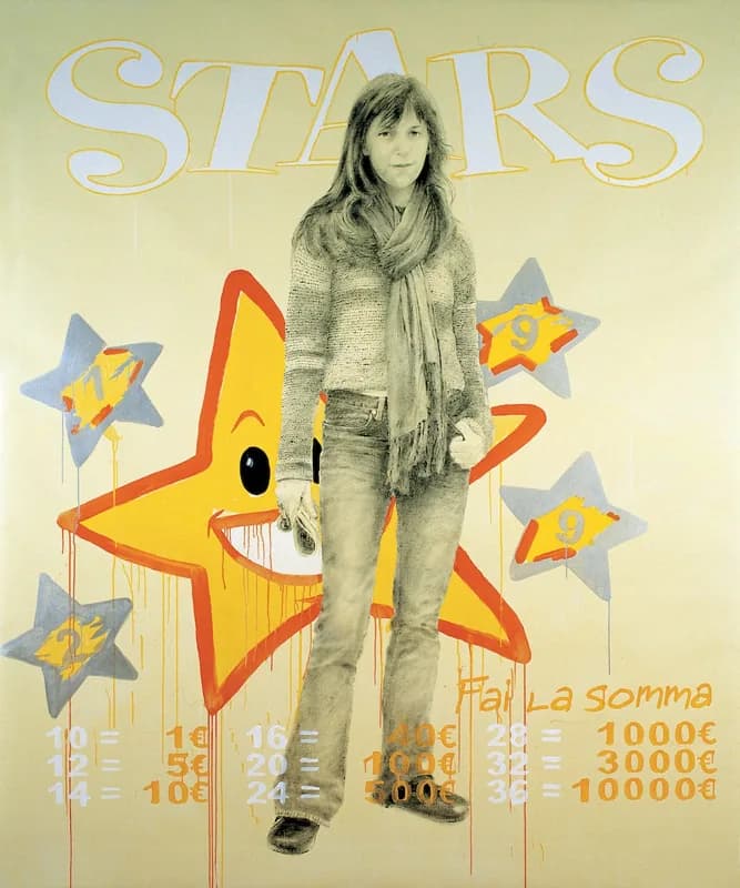 Figura femminile a figura intera, in bianco e nero, davanti a una grande stella gialla e rossa dal volto sorridente, con cinque stelle grigie più piccole, numeri e scritte su fondo avorio.