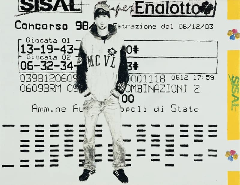 Figura maschile a figura intera, con cappellino e giacca bianca, davanti a un grande biglietto del SuperEnalotto bianco e nero con numeri e scritte; ai margini destri compaiono fasce gialle verticali e piccoli gruppi di palline colorate.