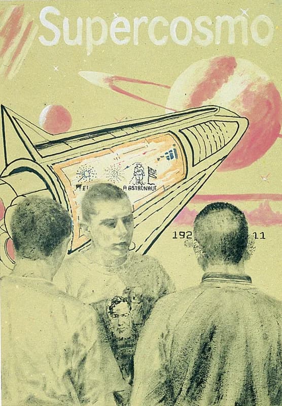 Tre uomini in primo piano, uno rivolto verso l’osservatore e due di spalle, davanti a una navicella spaziale stilizzata, pianeti rosa e la scritta bianca «Supercosmo» su fondo giallo pallido.
