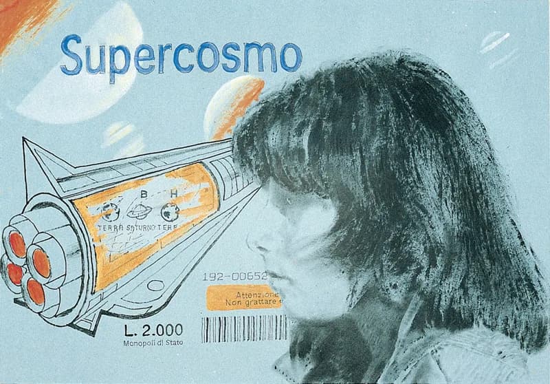 Profilo di una giovane donna dai capelli scuri sulla destra, accanto a un razzo illustrato con propulsori rossi sulla sinistra, su fondo azzurro con pianeti e scritte da biglietto della lotteria in blu e arancione.