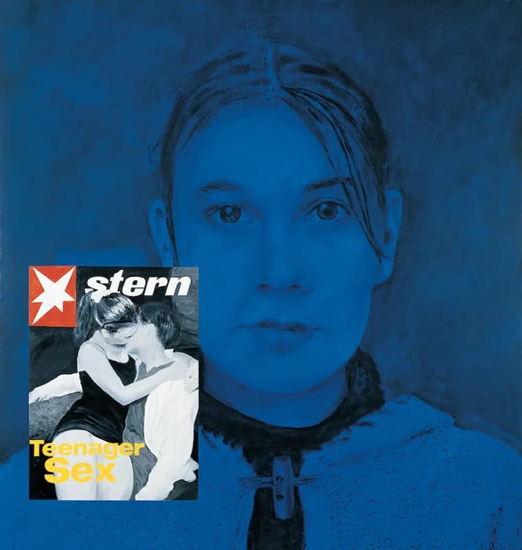 Ritratto frontale di una giovane donna dai capelli scuri su fondo blu intenso, con una copertina di rivista nell'angolo inferiore sinistro che mostra due giovani abbracciati.
