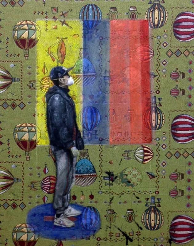 Un uomo con mascherina bianca, giacca scura e jeans sta in piedi su una macchia blu, davanti a tre rettangoli traslucidi giallo, blu e rosso, su un fondo verde decorato con mongolfiere e motivi geometrici.
