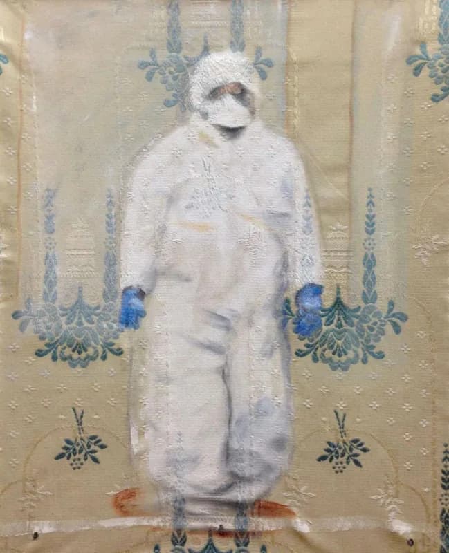 Figura in tuta protettiva bianca con maschera e guanti blu, al centro di un fondo beige a motivo floreale azzurro e verde.