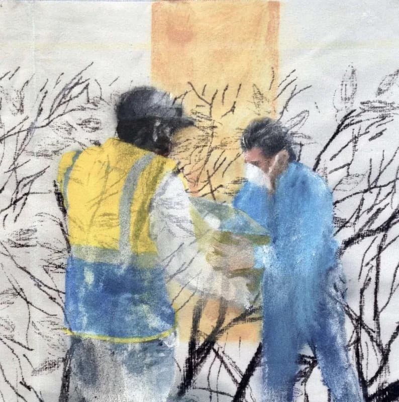 Due figure con mascherine, una con giubbotto giallo ad alta visibilità e l’altra in tuta protettiva blu, sorreggono una forma chiara al centro, su uno sfondo bianco segnato da schizzi neri e da un grande rettangolo beige.