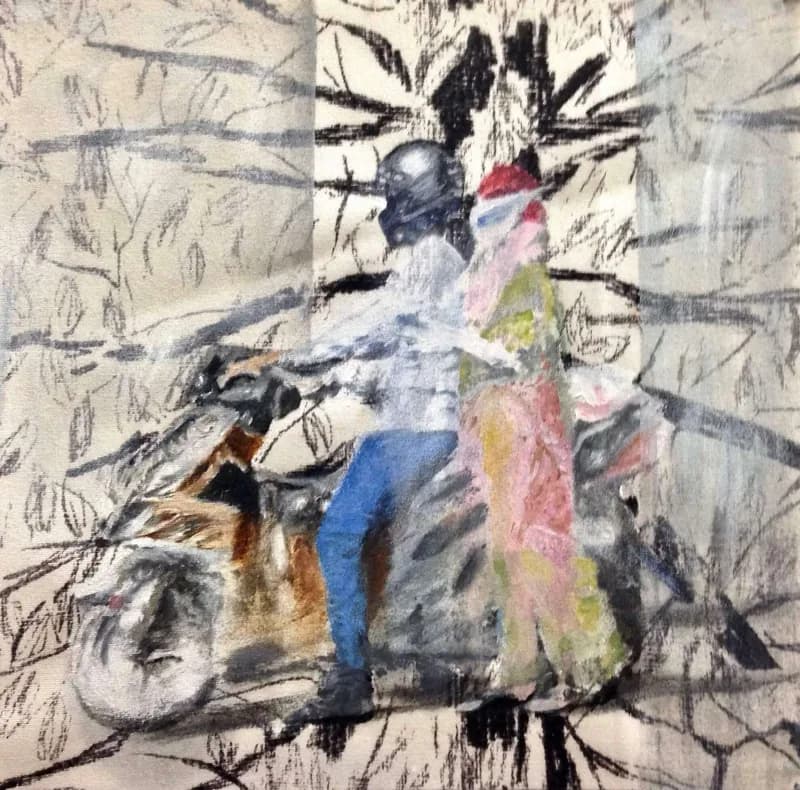 Figura dal volto blu scuro, con pantaloni blu, seduta su una motocicletta grigia accanto a una lunga forma verticale rosa e verde, su fondo bianco segnato da linee e macchie nere e grigie.
