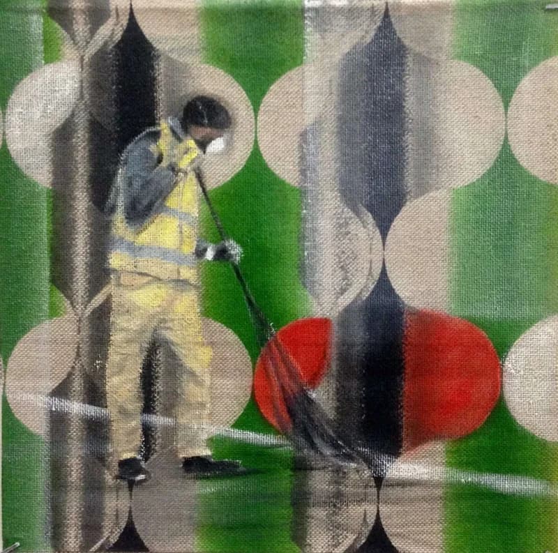 Figura in abiti da lavoro gialli e mascherina, con una lancia rivolta verso il basso, davanti a un fondo verde e beige a motivi geometrici, attraversato da una grande forma ovale rossa.