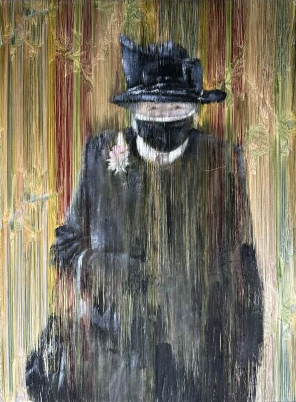 Figura in abito scuro e cappello nero a tesa larga, con il volto coperto da una mascherina, davanti a un fondo di stoffa damascata a righe verticali nei toni dell’oro, del verde e del rosso.