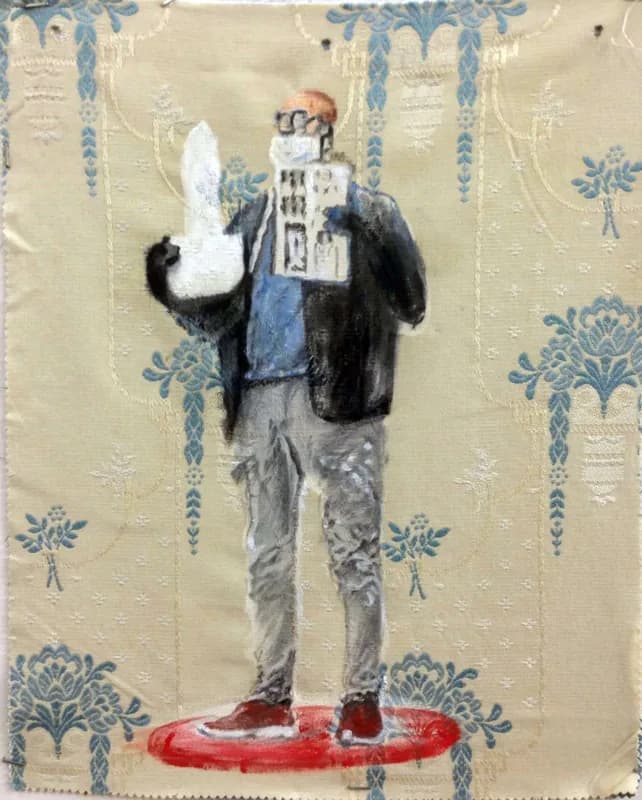 Figura maschile a figura intera, con occhiali, giacca scura e pantaloni grigi, davanti a un fondo di broccato beige con motivi floreali azzurri; tiene sollevato un guanto bianco e porta sul volto una mascherina stampata come la facciata di un edificio, mentre poggia su un ovale rosso.