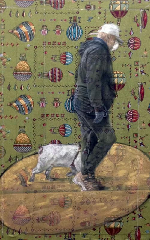 Un uomo anziano con mascherina bianca, cappellino e abiti scuri cammina verso destra accanto a un piccolo cane bianco, su un ovale ocra davanti a uno sfondo verde decorato con mongolfiere, vasi e motivi geometrici multicolori.