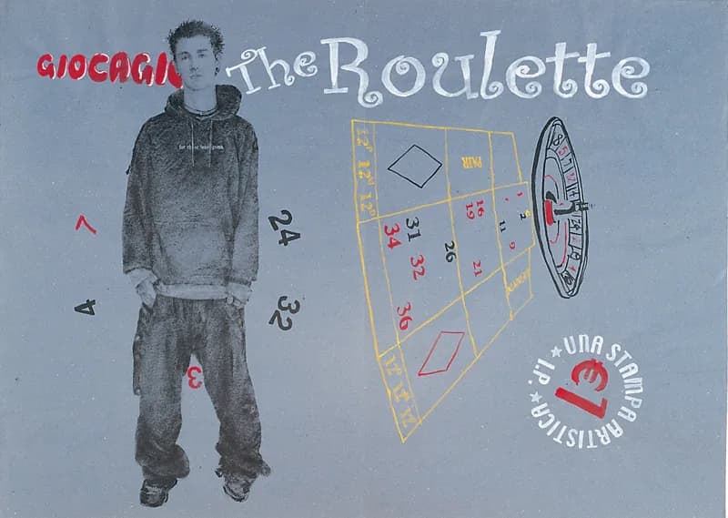 Su fondo azzurro-grigio, un giovane in abiti scuri è in piedi a sinistra accanto a uno schema di tavolo da roulette e a una ruota verticale, con numeri e scritte rosse, nere e bianche disseminati nella composizione.