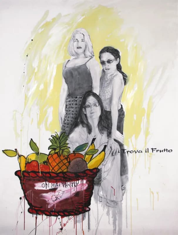 Tre donne in abiti scuri, una seduta in primo piano e due in piedi alle sue spalle, emergono su uno sfondo bianco con ampie pennellate gialle; davanti a loro, un grande cesto rosso contiene frutta dai colori vivaci, con colature di vernice verso il basso.