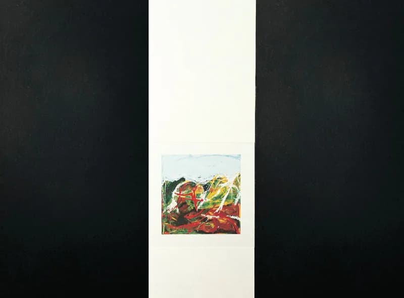 Composizione verticale con ampia fascia bianca centrale tra due campi neri, contenente in basso un piccolo riquadro astratto dai segni rossi, verdi, gialli e bianchi su fondo azzurro chiaro.