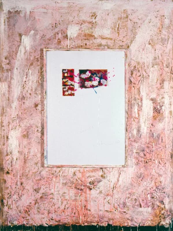 Superficie rosa pallido, fittamente materica e segnata da colature, con un grande rettangolo azzurro chiarissimo al centro e tre piccoli frammenti floreali dai toni rosso, nero e bianco nella parte superiore.