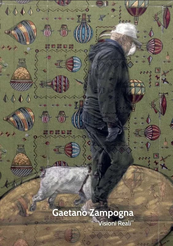Un uomo anziano dai capelli bianchi, con cappotto scuro e mascherina, cammina con un piccolo cane bianco su un percorso ocra, davanti a uno sfondo verde decorato con mongolfiere e motivi geometrici colorati.
